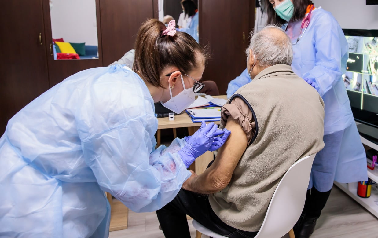 israel-autoritatile-au-decis-vaccinarea-pacientilor-cu-imunitate-redusa-cu-a-treia-doza-de-ser-pfizer,-incepand-de-azi-analizeaza-posibilitatea-administrarii-unui-nou-rapel-si-pentru-populatia-generala.