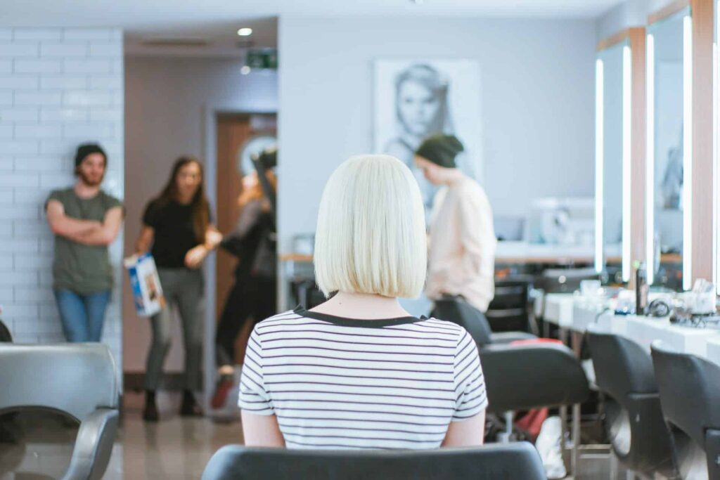 Cum să le sfătuiești pe clientele salonului tău de hairstyling care vor să-și schimbe culoarea părului