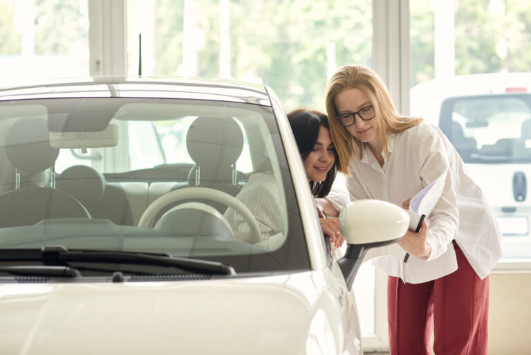 Există o vârstă minimă pentru a putea închiria o masina în Cluj?