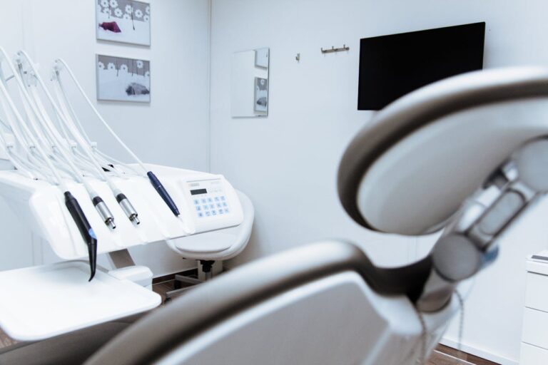 Coroana dentară - CINCI lucruri pe care trebuie să le cunoști despre ea înainte să ajungi la dentist