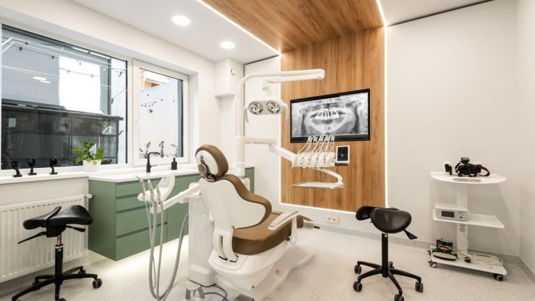 Prima clinică de medicină stomatologică integrativă din România s-a deschis la Cluj