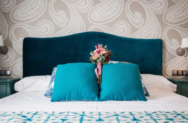 Ce materiale folosesc producătorii de paturi tapițate premium și care oferă cel mai bun raport calitate-preț?