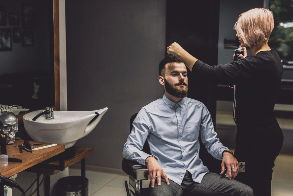 De ce contează experiența omului care îți tunde părul când alegi un salon în Cluj