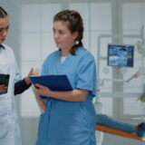 Rolul asistentei medicale în timpul reperajului stereo, mâinile care țin procedura pe linia dreaptă