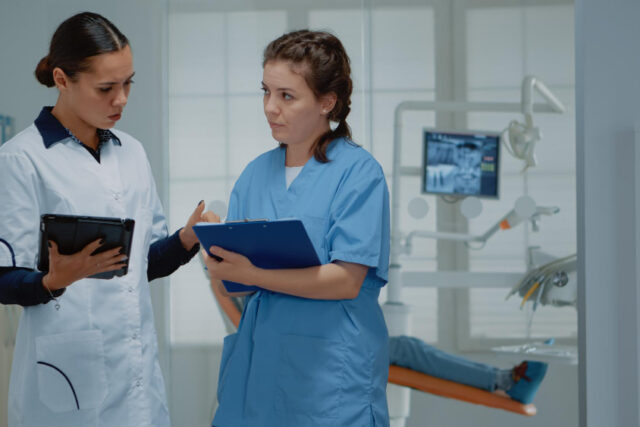 Rolul asistentei medicale în timpul reperajului stereo, mâinile care țin procedura pe linia dreaptă