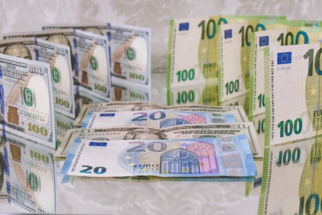 Photo economisi bani
