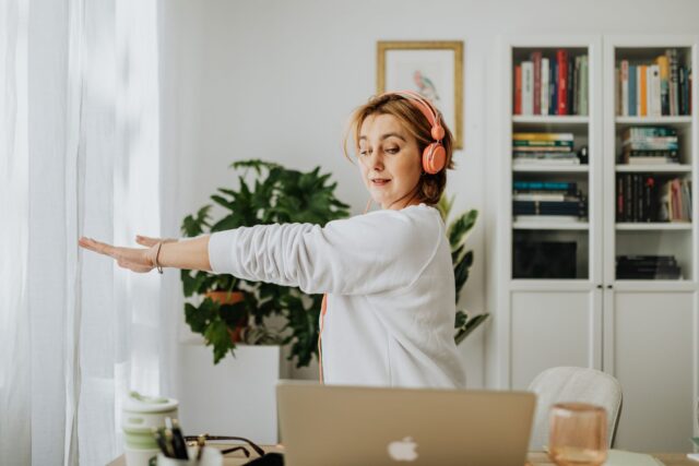 Sănătatea coloanei vertebrale la cei cu job de birou: exerciții simple
