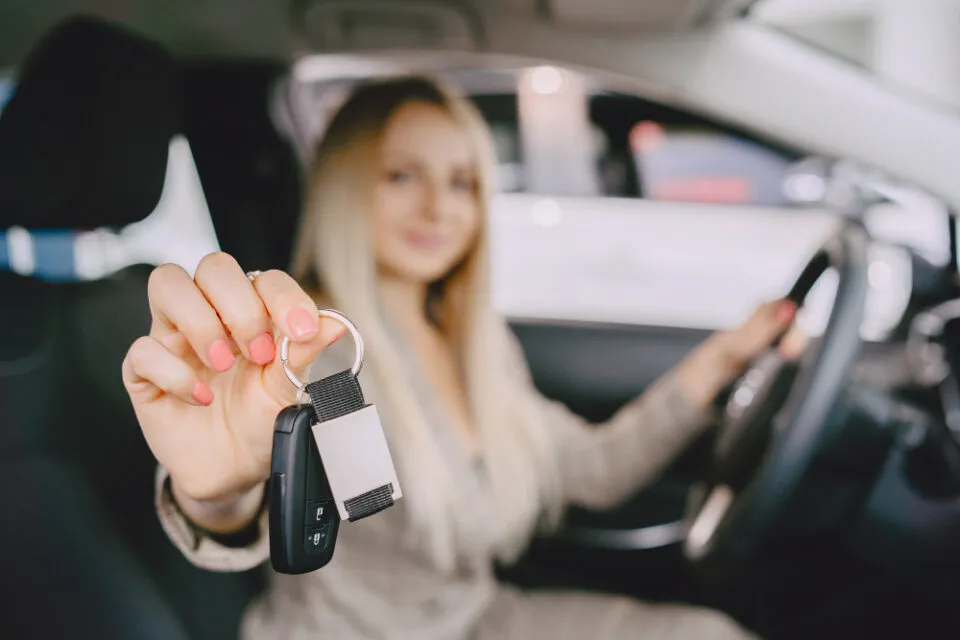 Se poate închiria o mașină în București fără garanție blocată pe card?